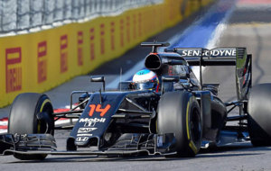Alonso, pilotando solo en el sexto puesto, durante el GP de Rusia.