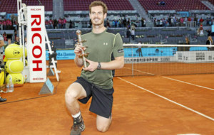 Andy Murray, con el Ion Tiriac Trophy correspondiente a 2015