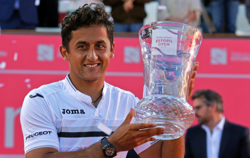 Nicols Almagro muestra el trofeo ganado en Estoril