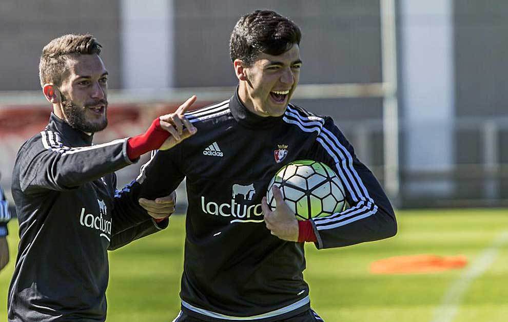 Roberto Torres y Mikel Merino bromean durante un entrenamiento en...