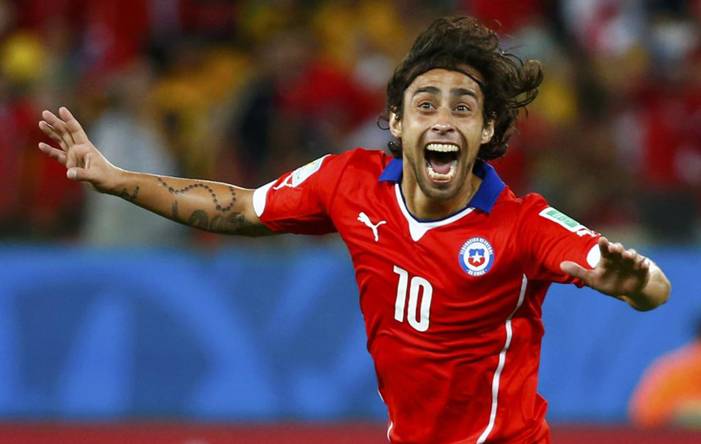 Valdivia celebra un gol con Chile