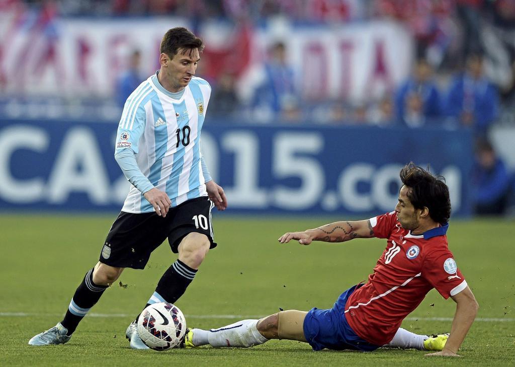 Argentina&apos;s forward Lionel Messi (L) vies for the ball with Chile&apos;s...
