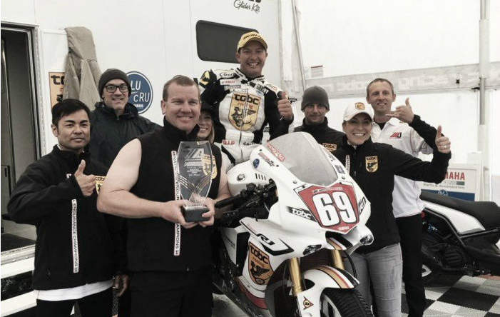 Danny Eslick, sobre su moto, celebrando con su equipo uno de sus...
