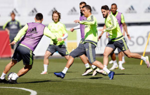 Cristiano Ronaldo, con el grupo en el entrenamiento.