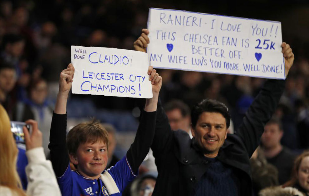 Aficionados del Chelsea apoyando a Ranieri.