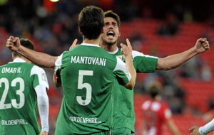 Gabriel celebra su gol junto a Mantovani.