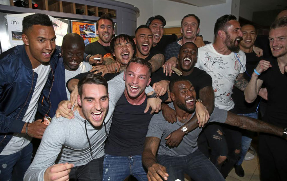 Los jugadores del Leicester celebran el ttulo en casa de Vardy.