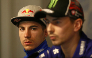 Maverick Viales observa a Lorenzo en la rueda de prensa del GP...