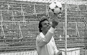 Julio Iglesias posa en un reportaje realizado en 1983 en el Bernabu