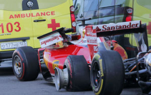 El coche de Vettel, aparcado en la escapatoria tras el accidente del...
