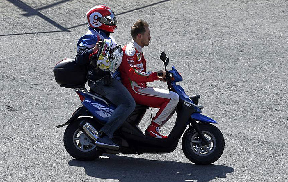 Vettel vuelve al box en una moto.
