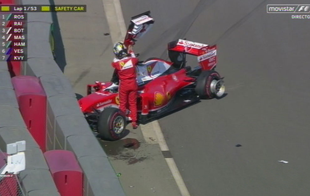 Sebastian Vettel mete el alern delantero dentro del cockpit.
