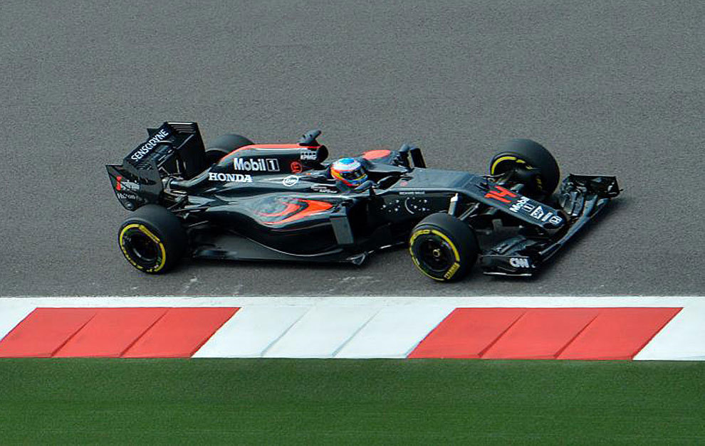 Alonso pilota su MP4-31 en Sochi.