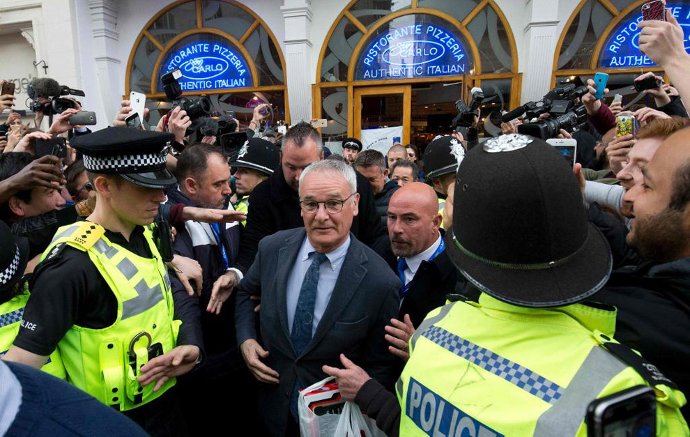 Claudio Ranieri escoltado por cuerpos policiales