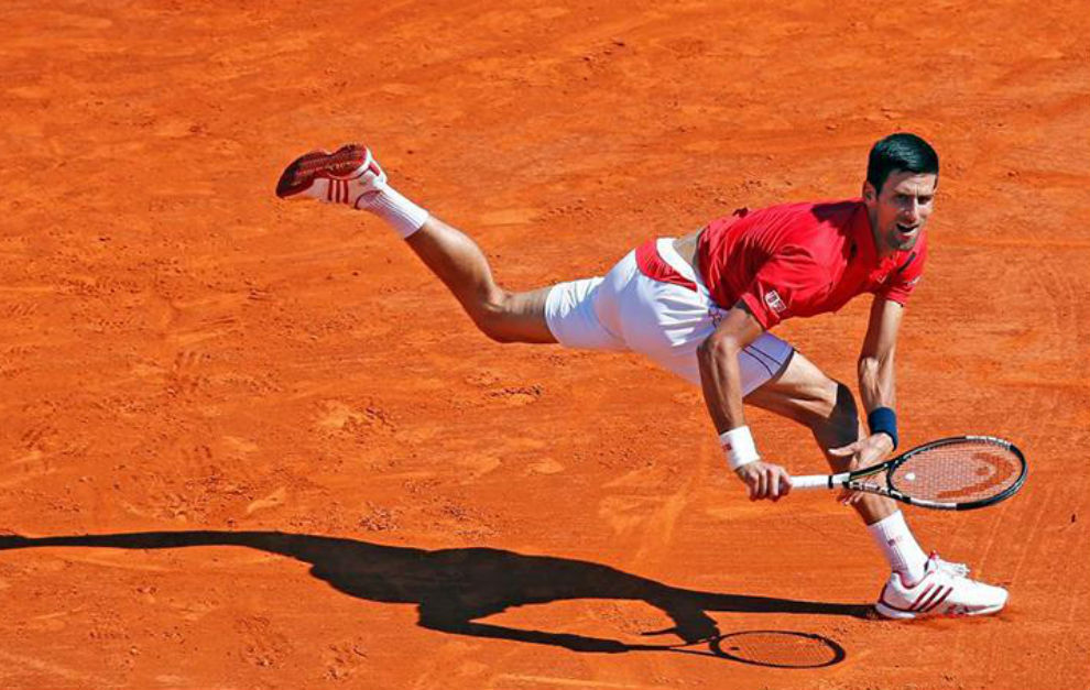 Novak Djokovic durante un partido en tierra esta temporada.