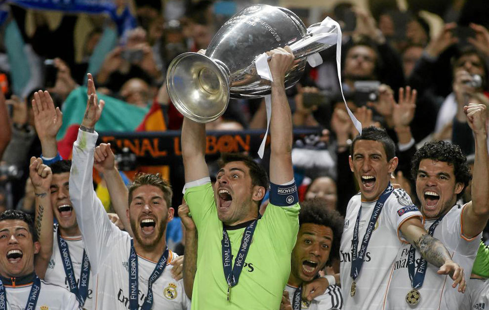 Casillas eleva la Champions al cielo de Lisboa en 2014.