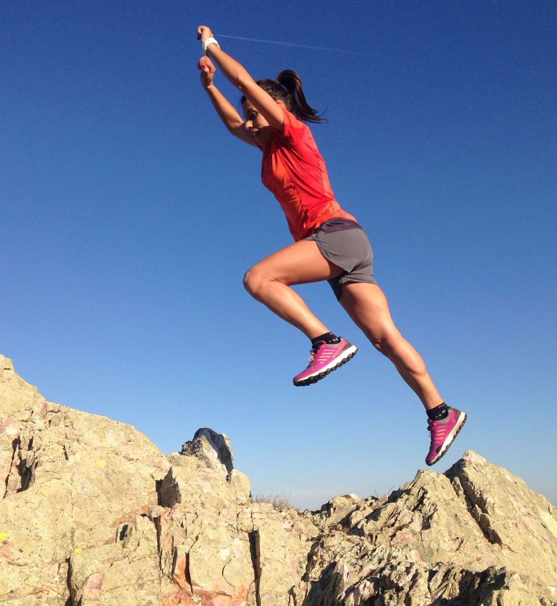 Gemma Arenas salta en una roca del yacimiento del Cerro de la...