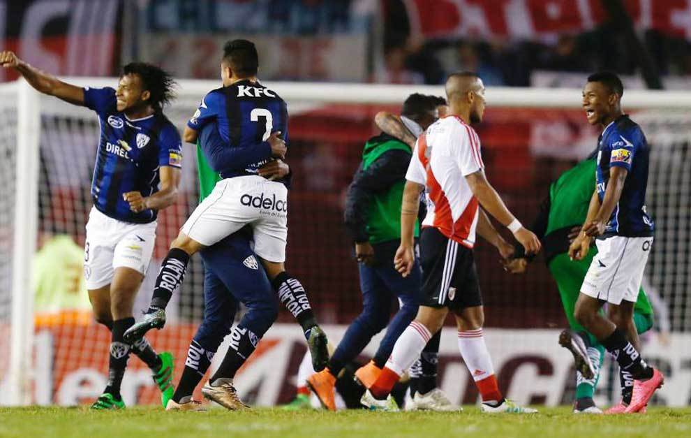 Los jugadores ecuatorianos festejan su histrico pase a cuartos de la...