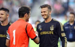 Casillas y Beckham, en un partido de pretemporada entre Real Madrid y...