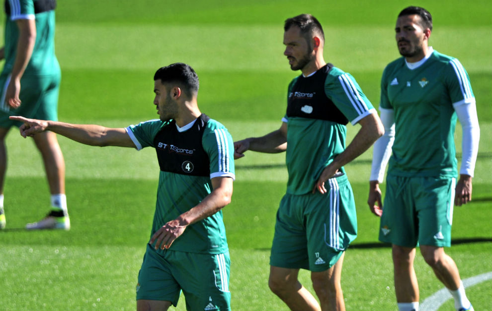 Westermann, Bruno y Xavi Torres, durante un entrenamiento del Betis.