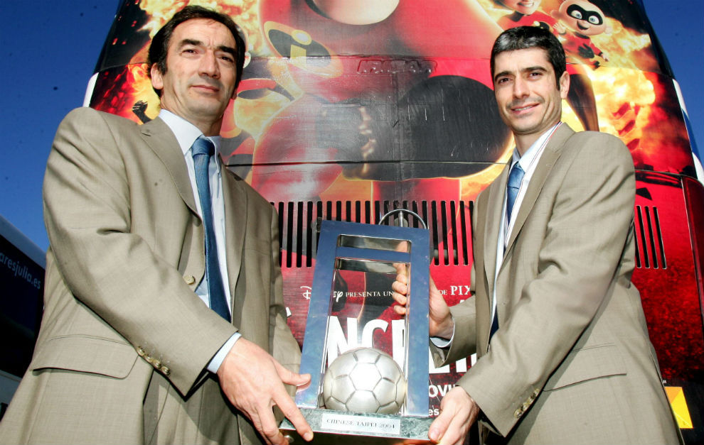 Javier Lozano y Julio Garca Mera, con el trofeo del Mundial ganado...