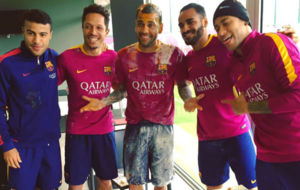 Los brasileos del Barcelona celebran el cumpleaos de Alves.
