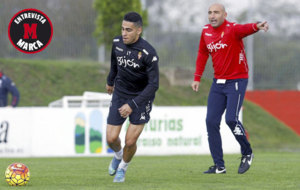 Omar Mascarell, en un entrenamiento con el Sporting y con Abelardo de...