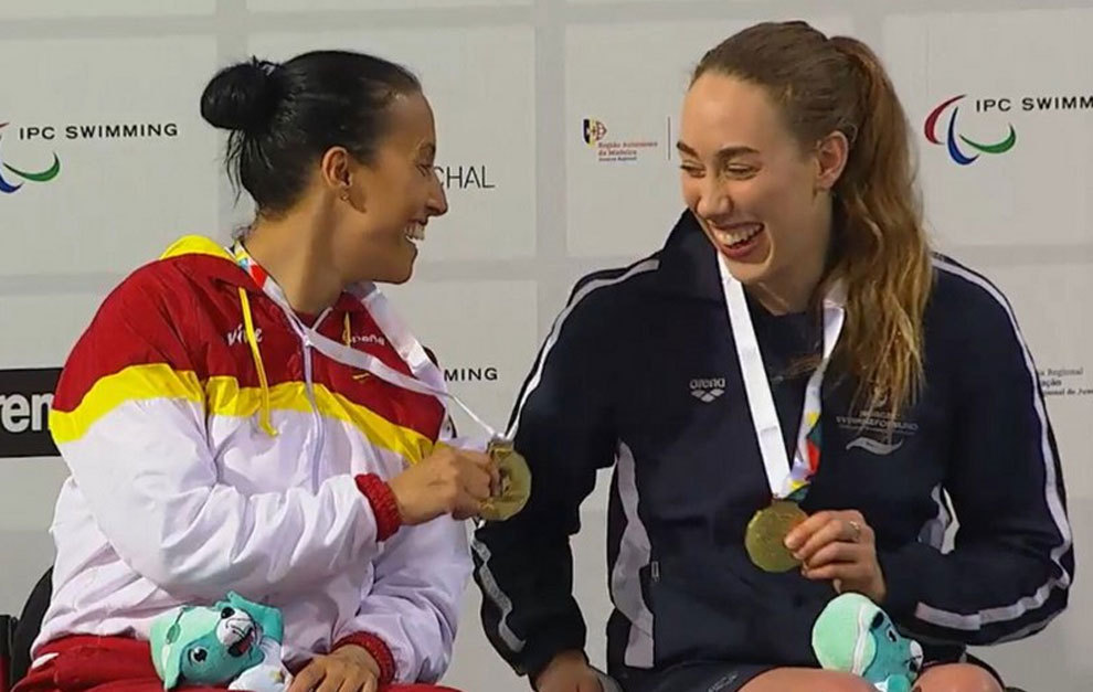 Teresa Perales junto a Sarah Rung, ambas con sus medallas de oro en...