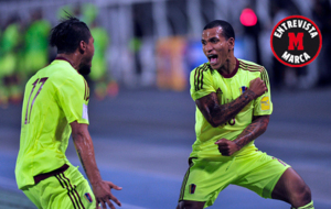 Rmulo Otero (derecha), celebrando el gol marcado ante Chile en las...