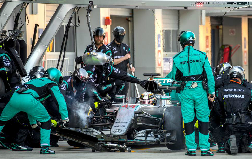 Lewis Hamilton en una parada en boxes durante el GP de Rusia 2016