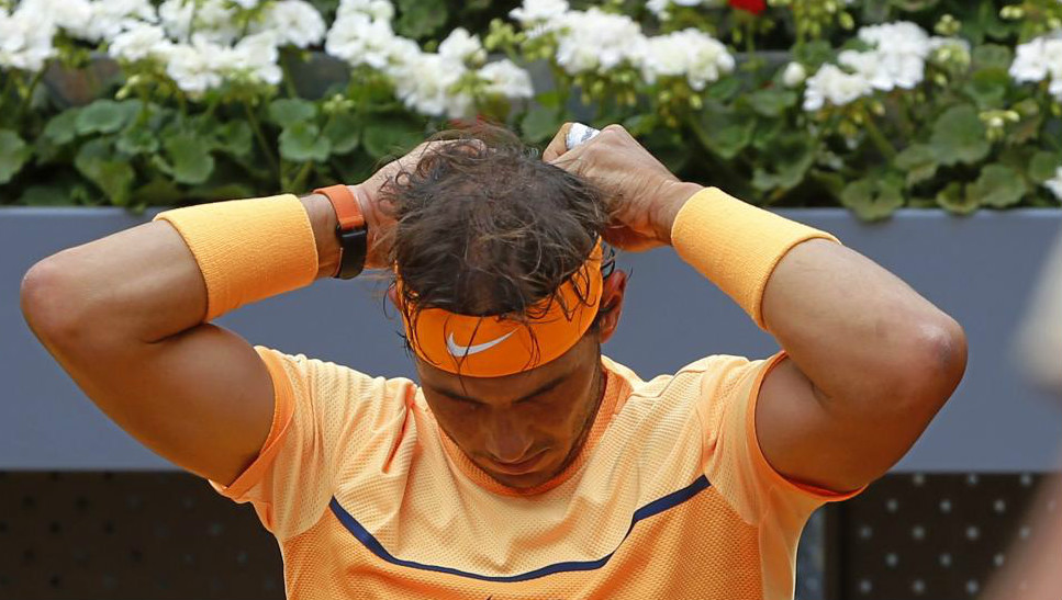 Rafael Nadal se ajusta la cinta del pelo
