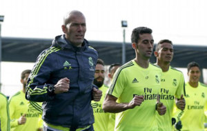 Zidane y Arbeloa, juntos en un entrenamiento.