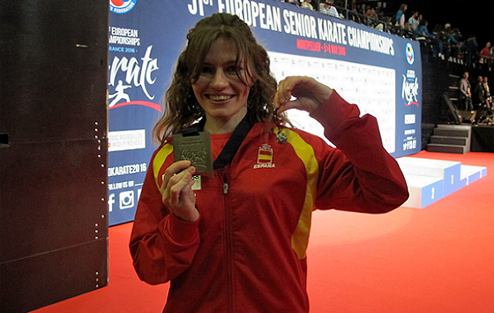 Cristina Ferrer luciendo su medalla en el Europeo