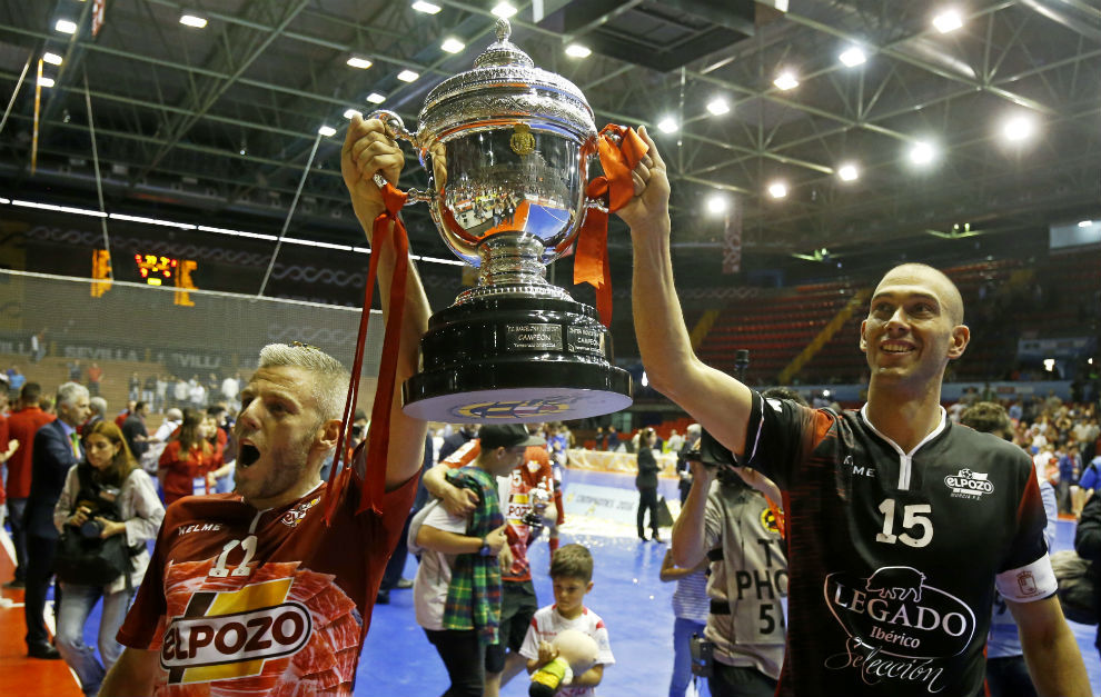 Migueln y Rafa levantan el trofeo de campeones de Copa del Rey.