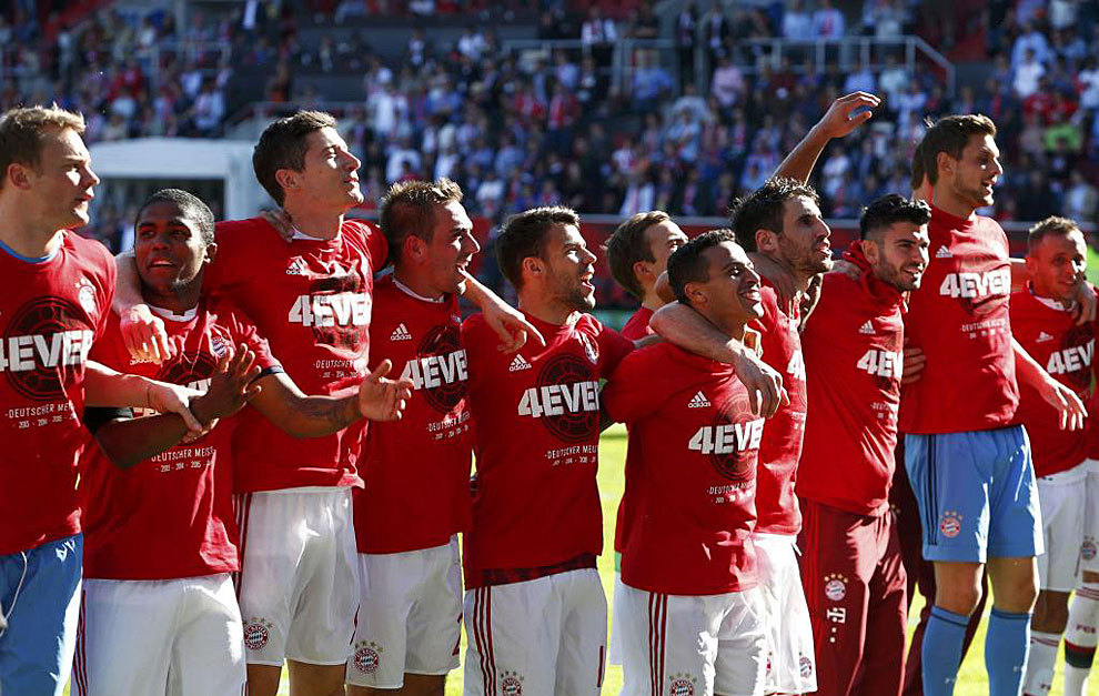 Los jugadores del Bayern celebran el ttulo tras ganar al Ingolstadt
