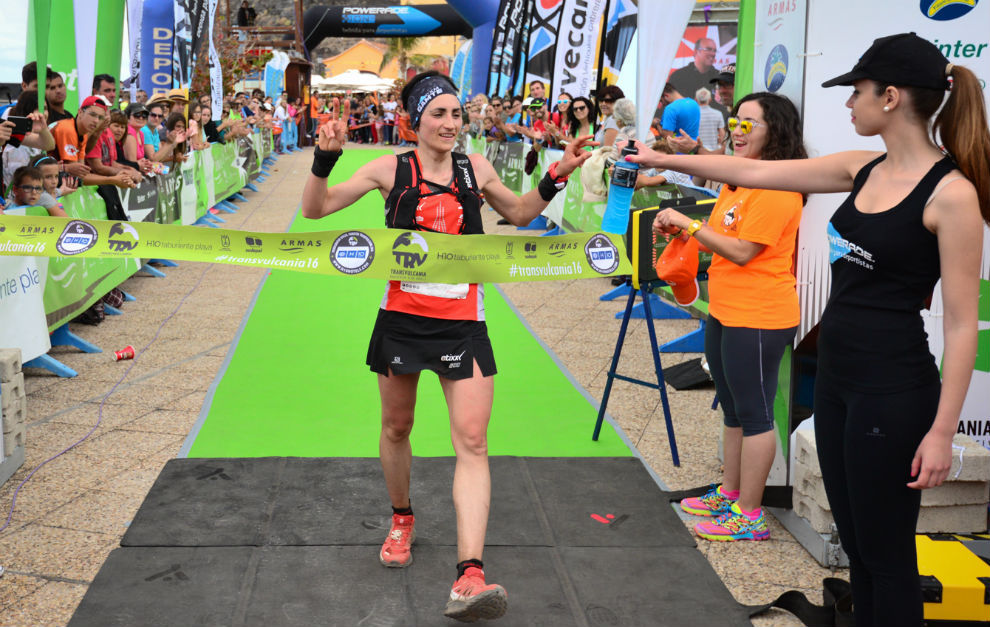 Oihana Kortazar entra en la meta como ganadora del maratn.