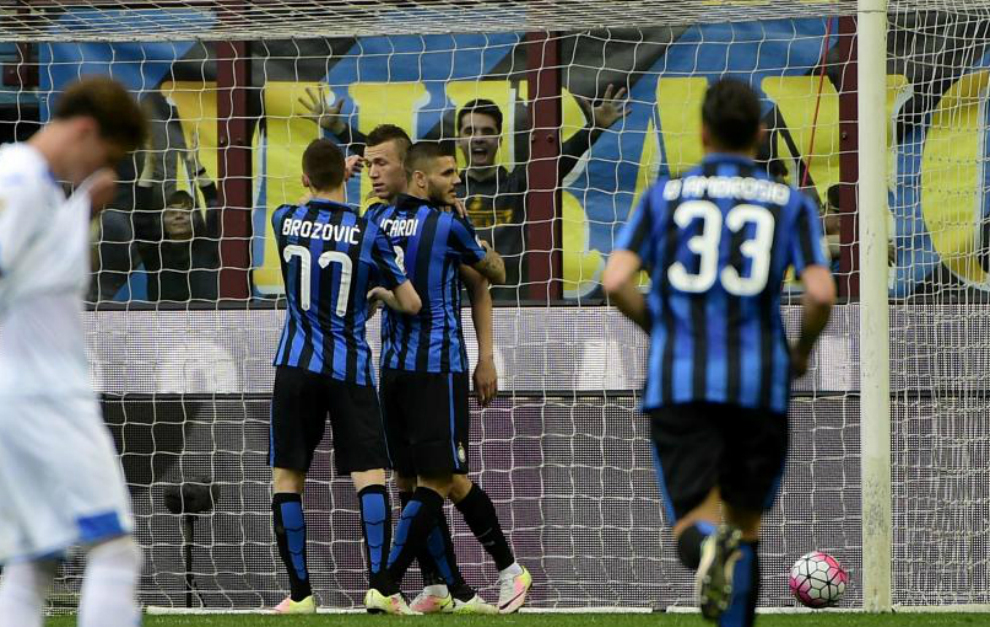 Los jugadores del Inter celebran el gol de la victoria.