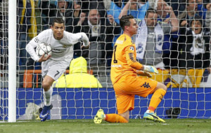Cristiano Ronaldo recoje el baln de dentro de las mayas de la...