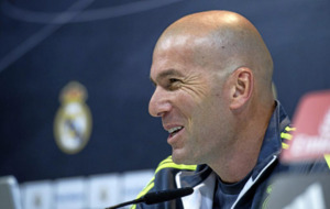 Zinedine Zidane, sonriente en la rueda de prensa previa al partido...