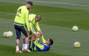 Pepe y Ramos levantan a Lucas.