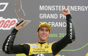 Rins celebra su victoria en Le Mans.