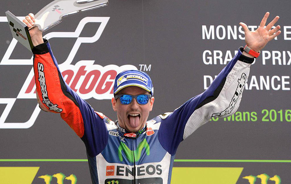 Lorenzo celebra su victoria en Le Mans.