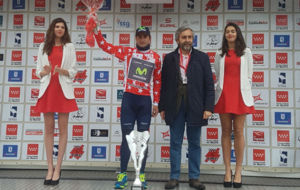 Juanjo Lobato posando con el premio al vencedor de la Vuelta a Madrid.