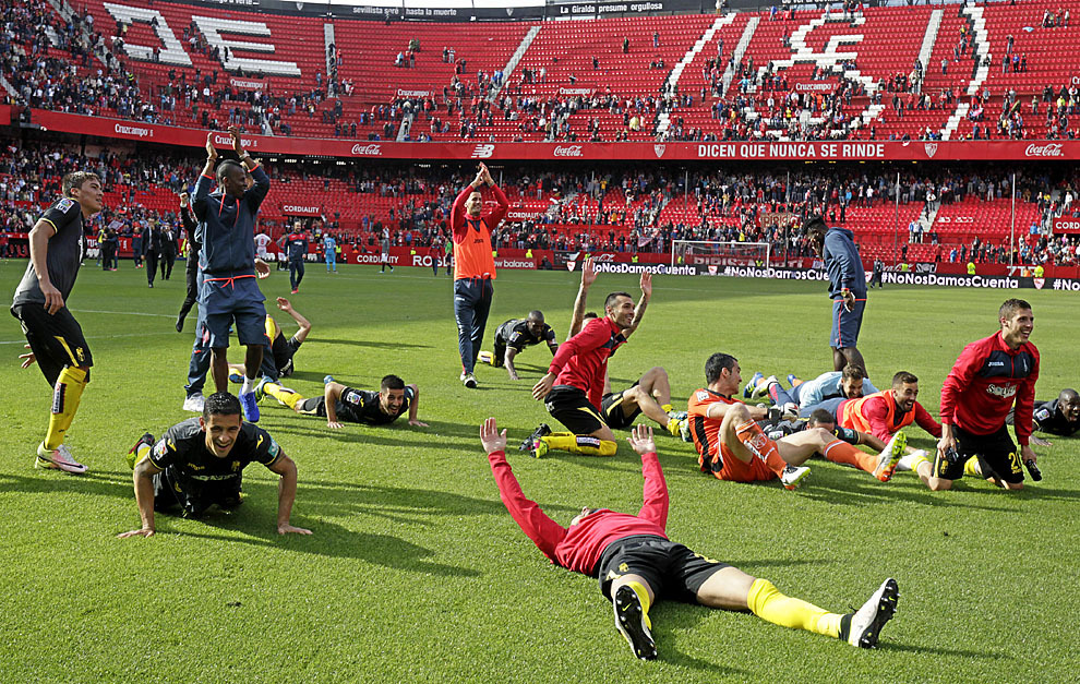 Los jugadores del Granada celebran la permanencia al finalizar el...