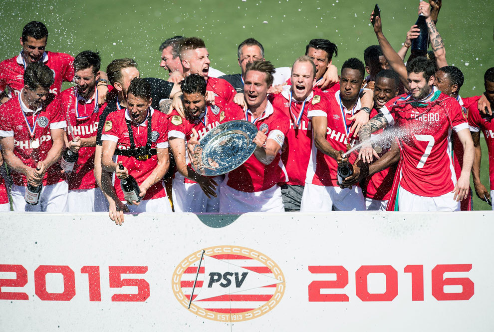 Los jugadores del PSV celebran el ttulo de Liga conseguido en el...
