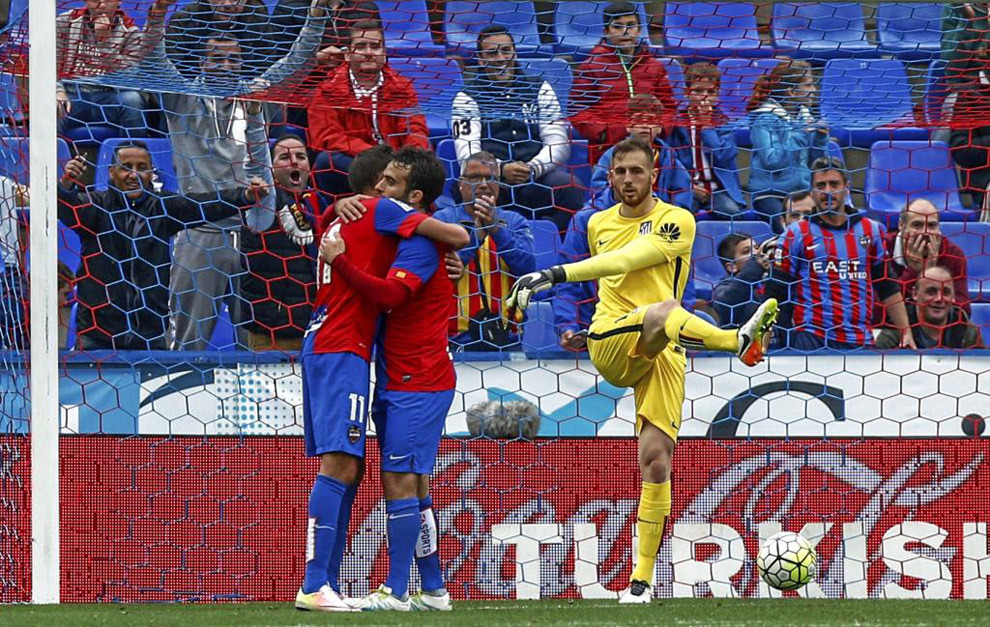 Oblak golpea el baln tras encajar el segundo gol ante el Levante
