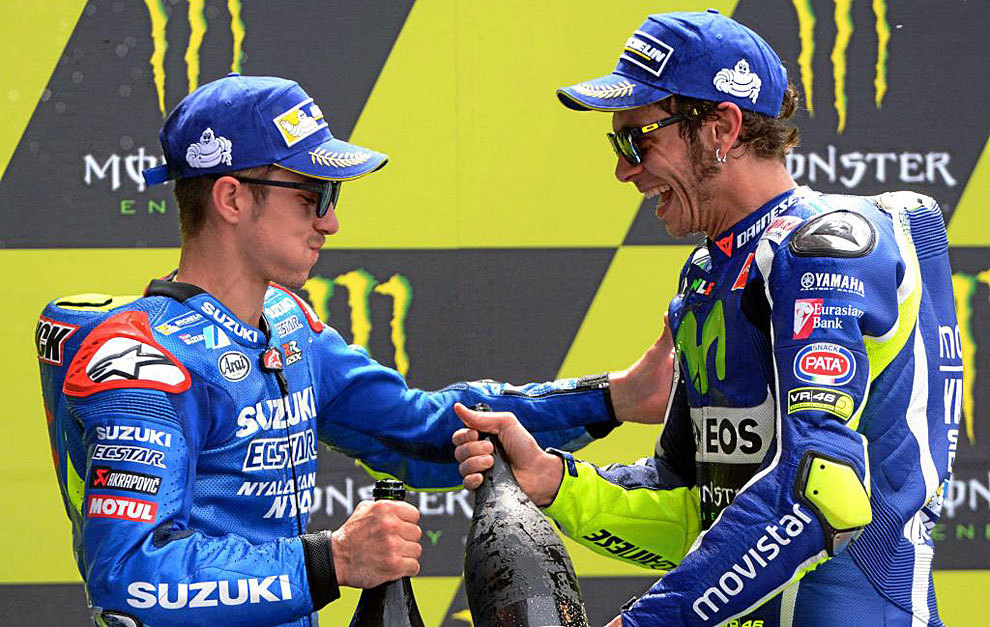 Viales y Rossi brindan en el podio del Gran Premio de Francia.