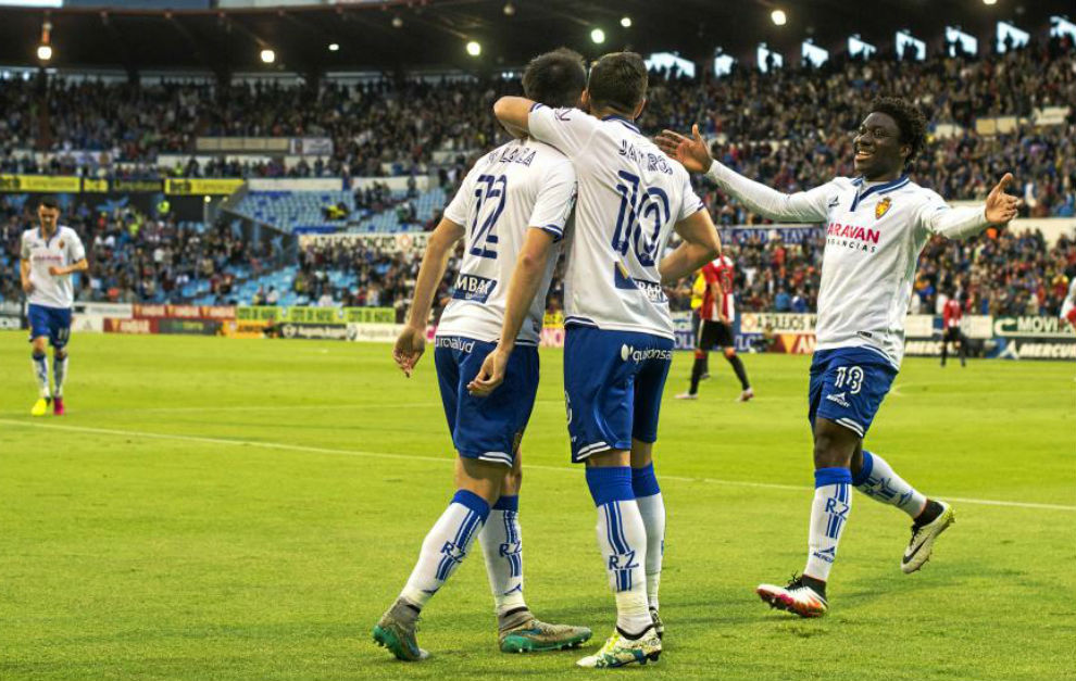 Lanzarote celebra con sus compaeros el gol que le hizo el domingo al...