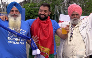 Dos aficionados hindes celebran el ttulo del Leicester City junto...