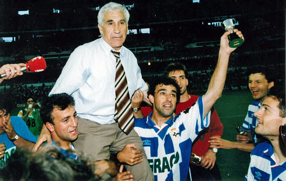 Fran y Villarroya llevan en hombros a Arsenio tras ganar la Copa del...